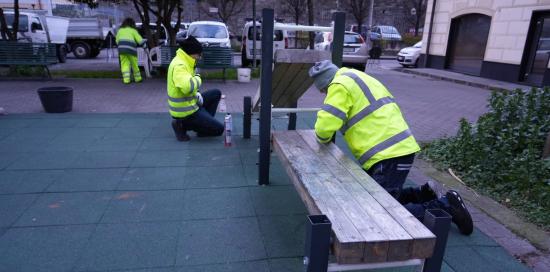Bolzaneto - piazza Savi: operai al lavoro Bolzaneto - piazza Savi: operai al lavoro