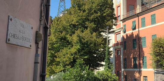 Via alla chiesa di Borzoli: sullo sfondo la antica Chiesa di Santo Stefano