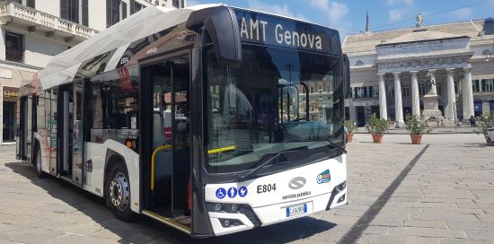 Bus Solaris di AMT in piazza De Ferrari (foto di repertorio)