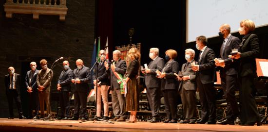 momento della cerimonia sul palco 