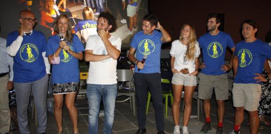 Gruppo di ragazzi presenti all'evento e assessore 