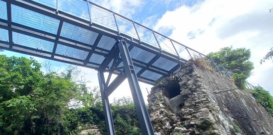 Nuovo ponte metallico a Cà de Rissi visto dal basso Nuova passerella metallica a Cà de Rissi vista dal basso