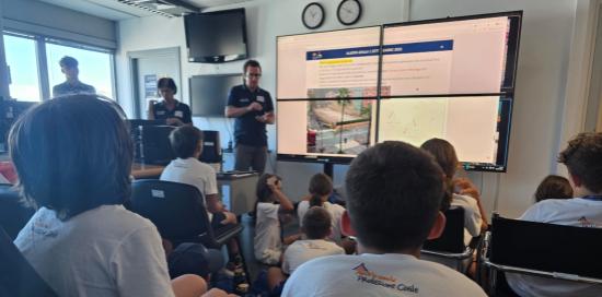 I ragazzi durante una lezione tenuta presso la sala operativa della Protezione Civile I ragazzi durante una lezione tenuta presso la sala operativa della Protezione Civile
