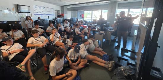 I ragazzi durante una lezione tenuta presso la sala operativa della Protezione Civile I ragazzi durante una lezione tenuta presso la sala operativa della Protezione Civile