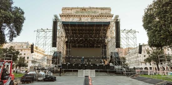 Il palco montato in piazza della Vittoria