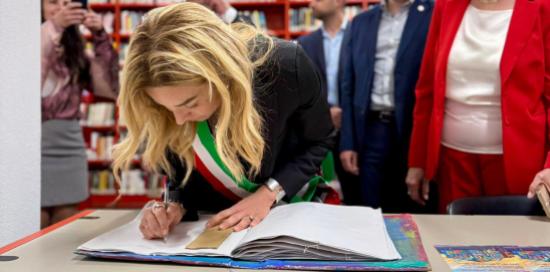 La sindaca Salis firma il libro delle presenze presso la biblioteca