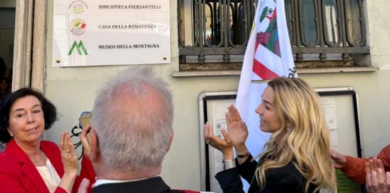 Gli applausi della sindaca Salis e del presidente Versace, di spalle, subito dopo la scopertura