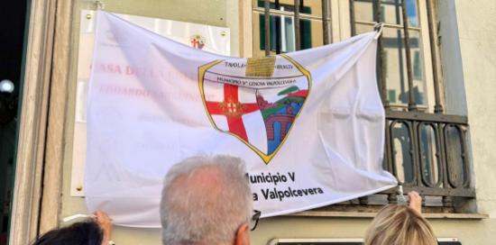 Il momento della scopertura della targa all'esterno della Casa