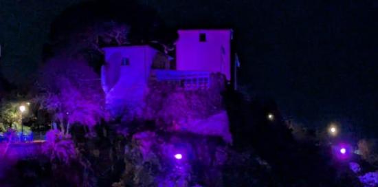 Castello di Nervi illuminato di viola