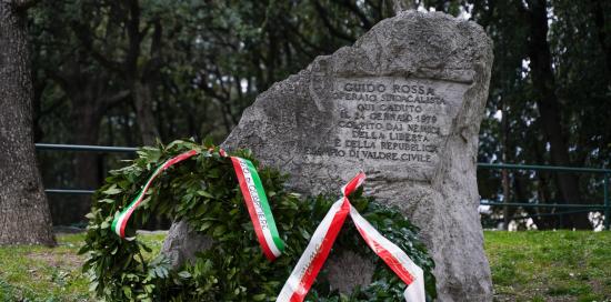 Il monumento a Guido Rossa: alla base le corone commemorative