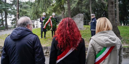 Fotografati di spalle: il presidente di Anpi Genova Massimo Bisca, la presidente di Municipio Cosso, la sindaca Salis