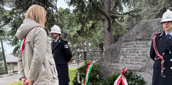 La sindaca Salis in raccoglimento davanti al monumento che commemora l'assassinio di Rossa