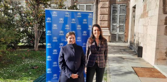 Rappresentante di UNHCR Chiara Cardoletti e assessore Lorenza Rosso fotografate nel cortile di Palazzo Tursi