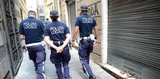 Una pattuglia della Polizia Locale nel centro storico di Genova