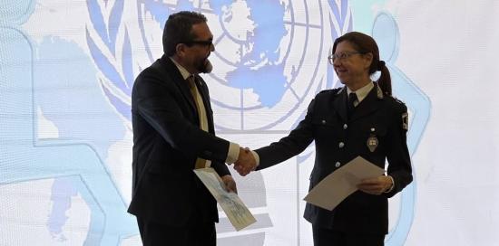 Consegna elogi ad agenti Polizia Locale-Francesca Bellenzier ritira targa per Ugo Forcieri