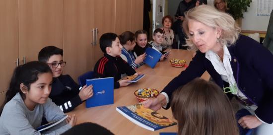 Consegna libro Racconti in famiglia con qualche meraviglia
