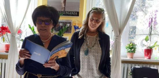 Consegna libro Racconti in famiglia con qualche meraviglia