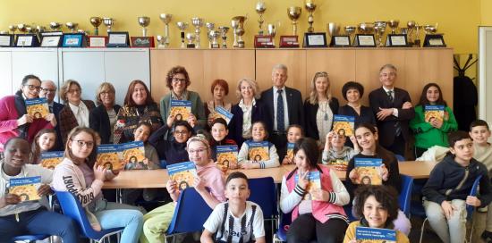 Consegna libro Racconti in famiglia con qualche meraviglia