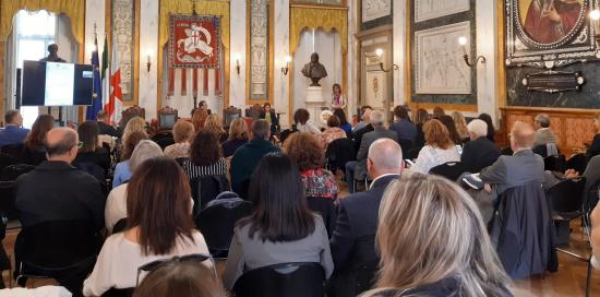 persone di spalle sedute nel salone