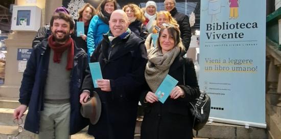 Fotoricordo davanti al roll-up dell'iniziativa con l'assessore Corso, il direttore Maifredi e alcuni partecipanti 