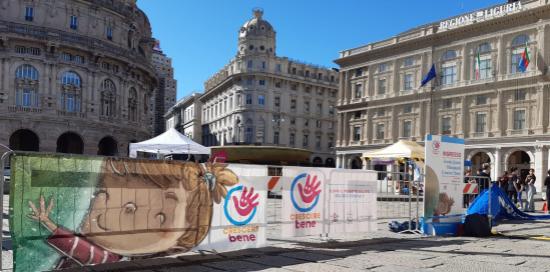 piazza De Ferrari con striscioni Crescere Bene