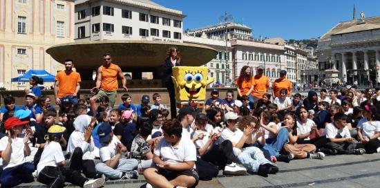 Bambini e animatori presso la vasca di De Ferrari