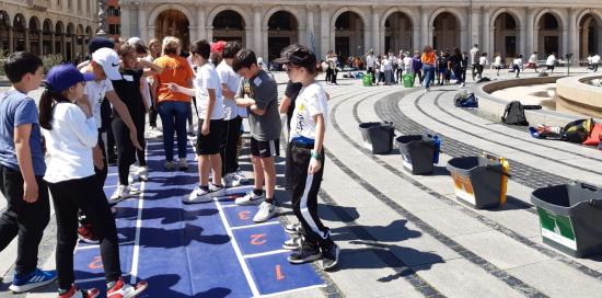 Bambini parlano tra loro