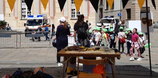 tensostruttura e tavolo in piazza de ferrari