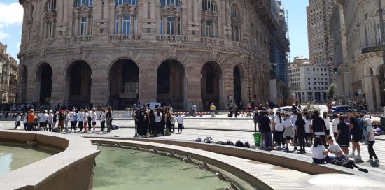 veduta della fontana e del palazzo della Borsa