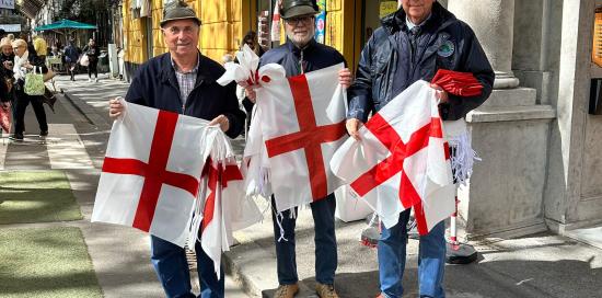 alpini consegna bandiere