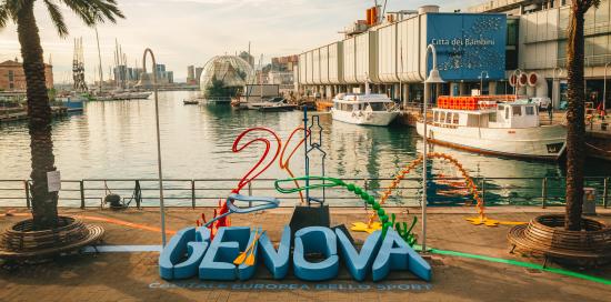 Installazione Genova 2024, sullo sfondo l'Acquario di Genova e la biosfera