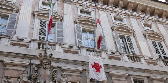 Bandiera Croce Rossa a Palazzo Tursi