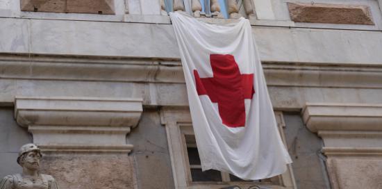 Bandiera Croce Rossa a Palazzo Tursi