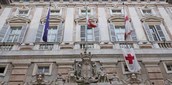 Bandiera Croce Rossa a Palazzo Tursi