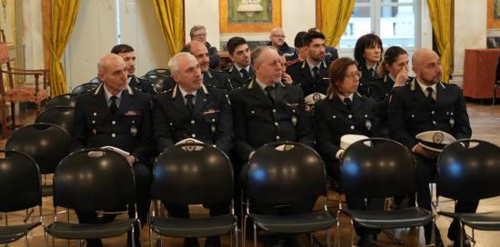 Gli agenti seduti in platea