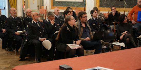 Altri agenti seduti in platea