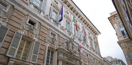 Bandiera Croce Rossa a Palazzo Tursi
