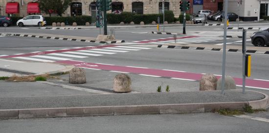 Corsia ciclabile e attraversamento ciclopedonale in zona via Buozzi/via Adua