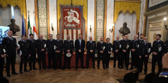 Gli agenti della Polizia Locale di Genova "schierati" nel Salone di Rappresentanza di Palazzo Tursi