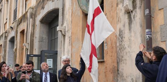 Il momento dell'alzabandiera davanti all'ingresso del San Giorgio