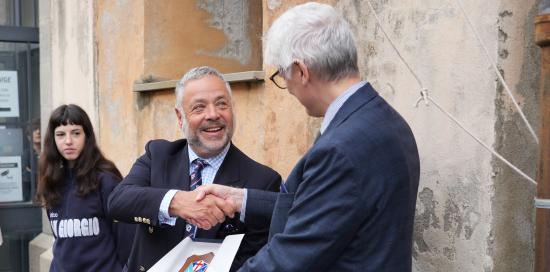 Stretta di mano tra il preside Fasce e il Capitano Mike David-Marks