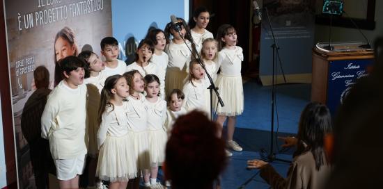 Il coro delle voci bianche al termine della cerimonia: bimbe e bimbi intenti a cantare