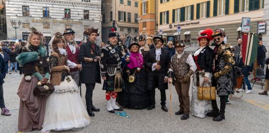 Costumi della tradizione in piazza Fontane Marose