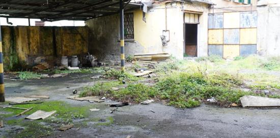 Ciò che restava di una vecchia officina prima dell'avvio dei cantieri