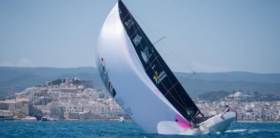 Una barca a vela in gara nel 2025 (foto sito Nastro Rosa Tour)