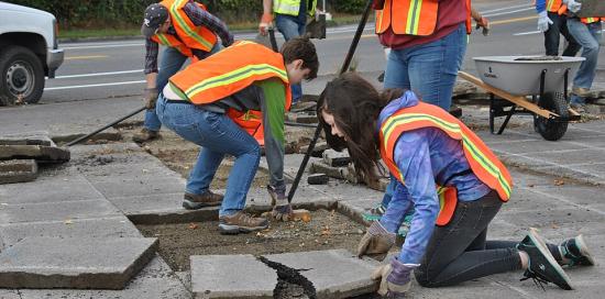 Volontari con la pettorina "depavimentano" negli Stati Uniti (foto scattata nel 2016)
