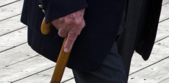 Gambe che si appoggiano ad un bastone