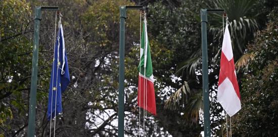 Bandiere issate dell'Unione Europea, dell'Italia e di Genova Bandiere dell'Unione Europea, dell'Italia e di Genova