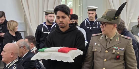 La consegna della bandiera italiana La consegna della bandiera italiana