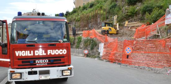 camion rosso con scritta vigili del fuoco